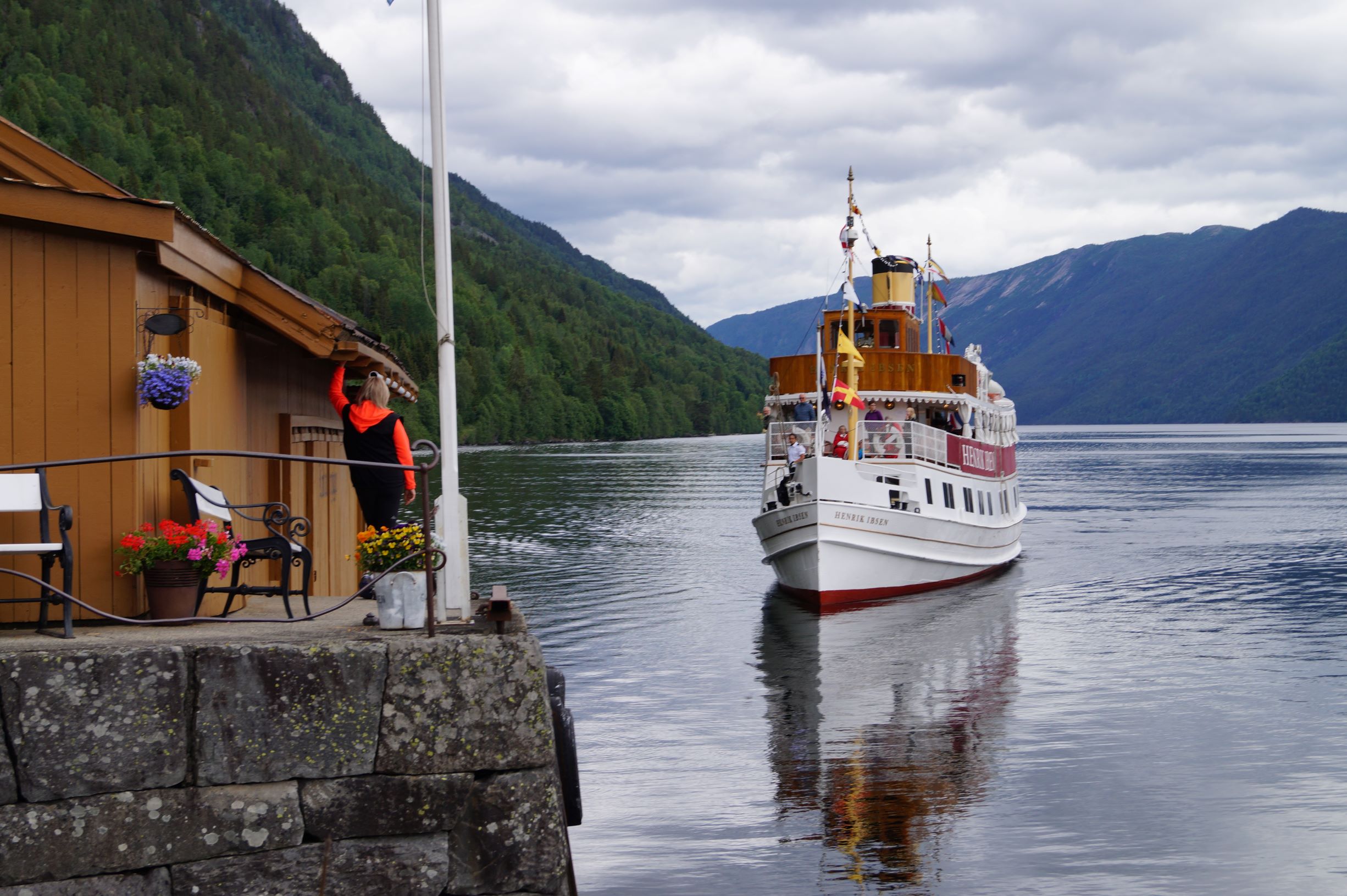 ms henrik ibsen inn mot Lårdal brygge
