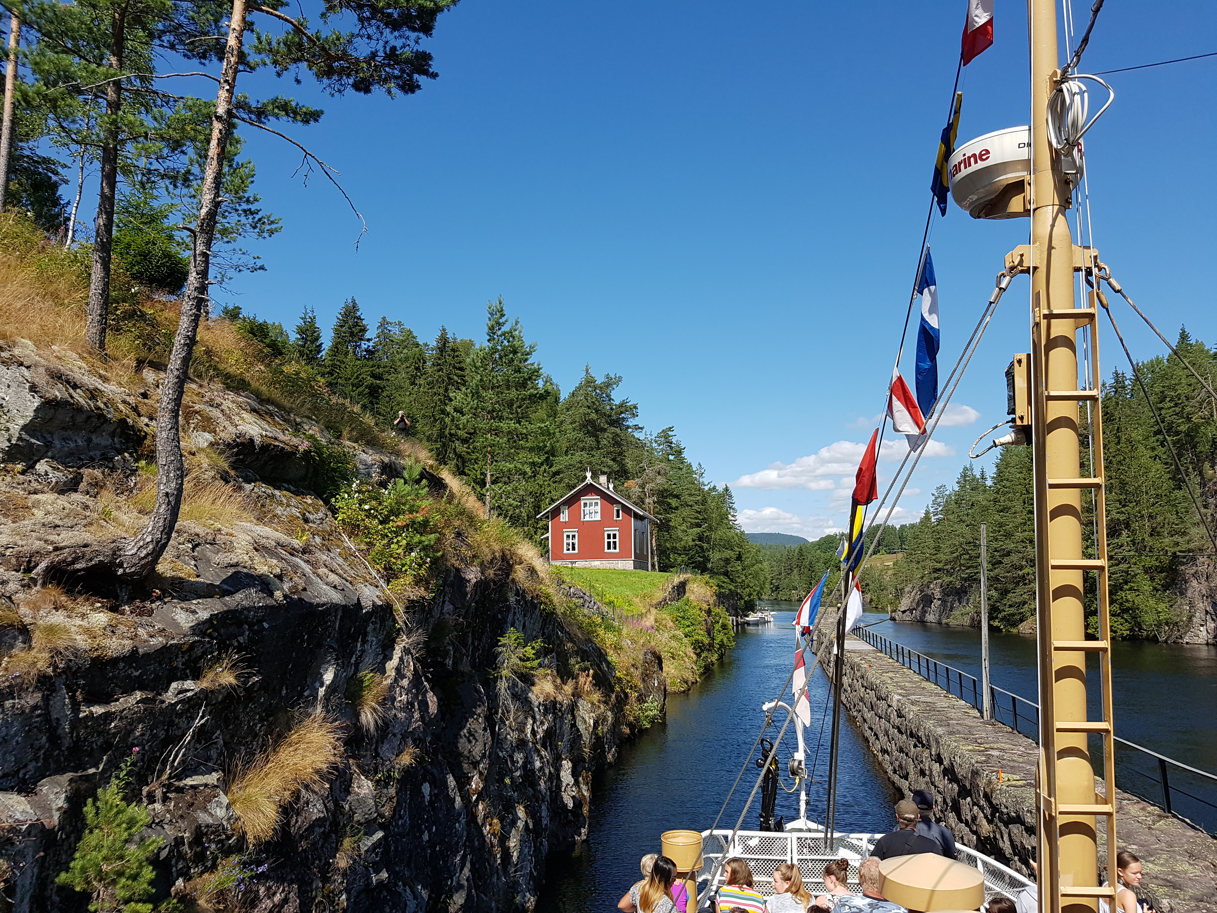 MS Victoria ved Vrangfoss slusemesterbolig