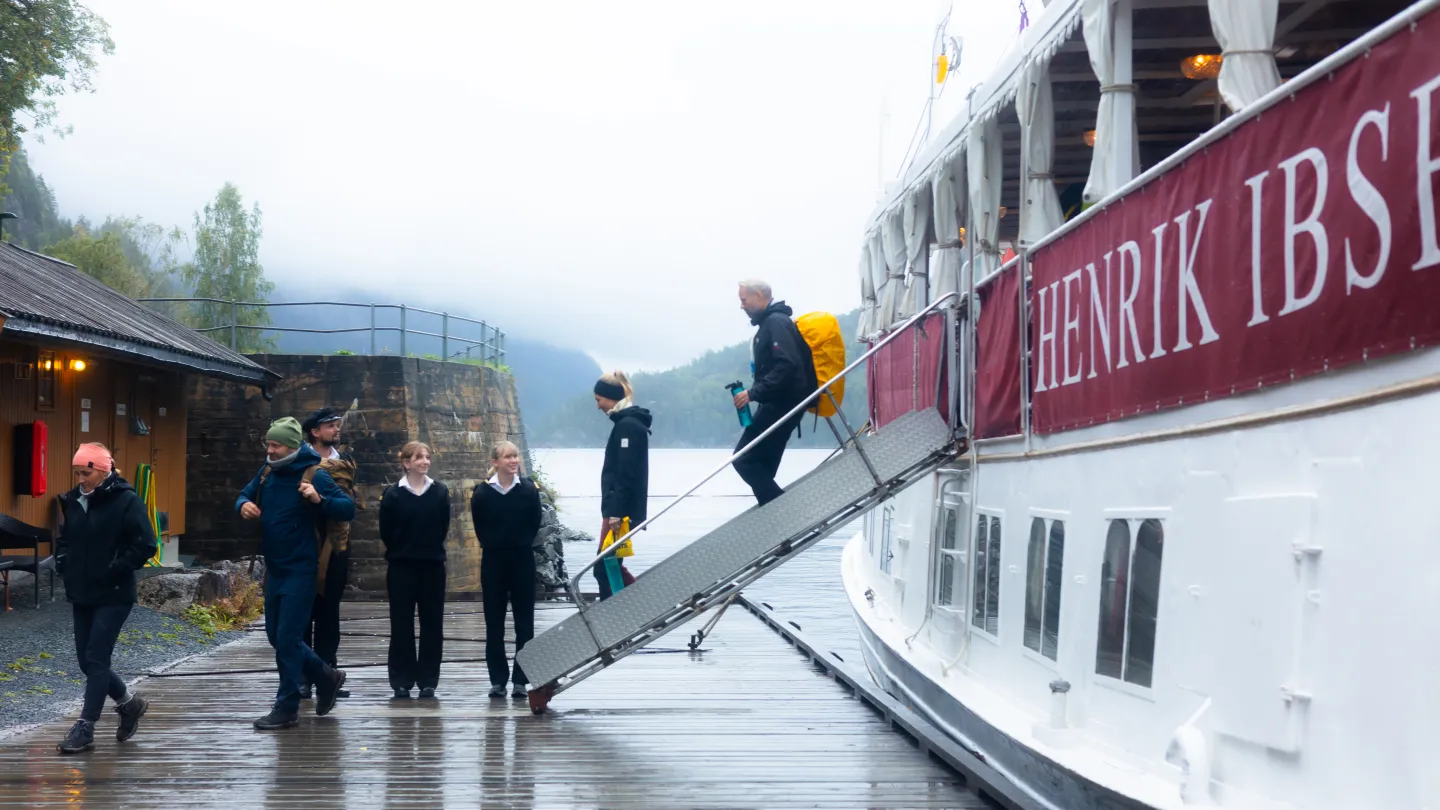 MS Henrik Ibsen i havn ved Telemarkskanalen